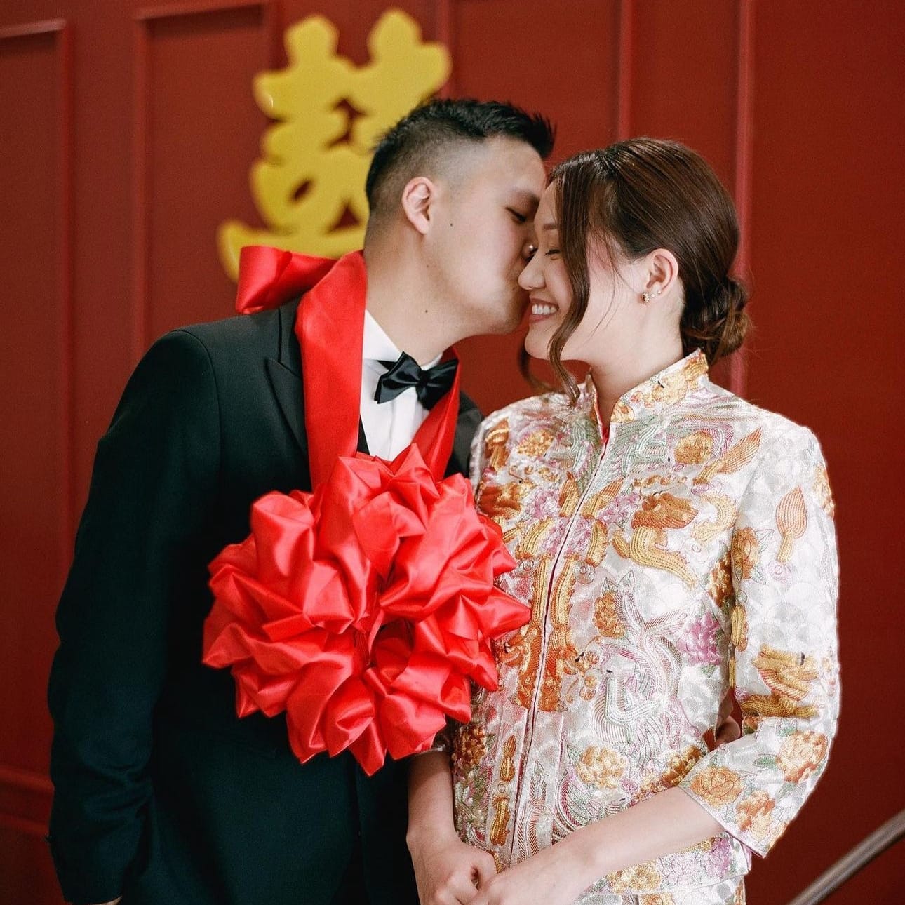 Bride learning about Chinese wedding traditions and Qipao with her family