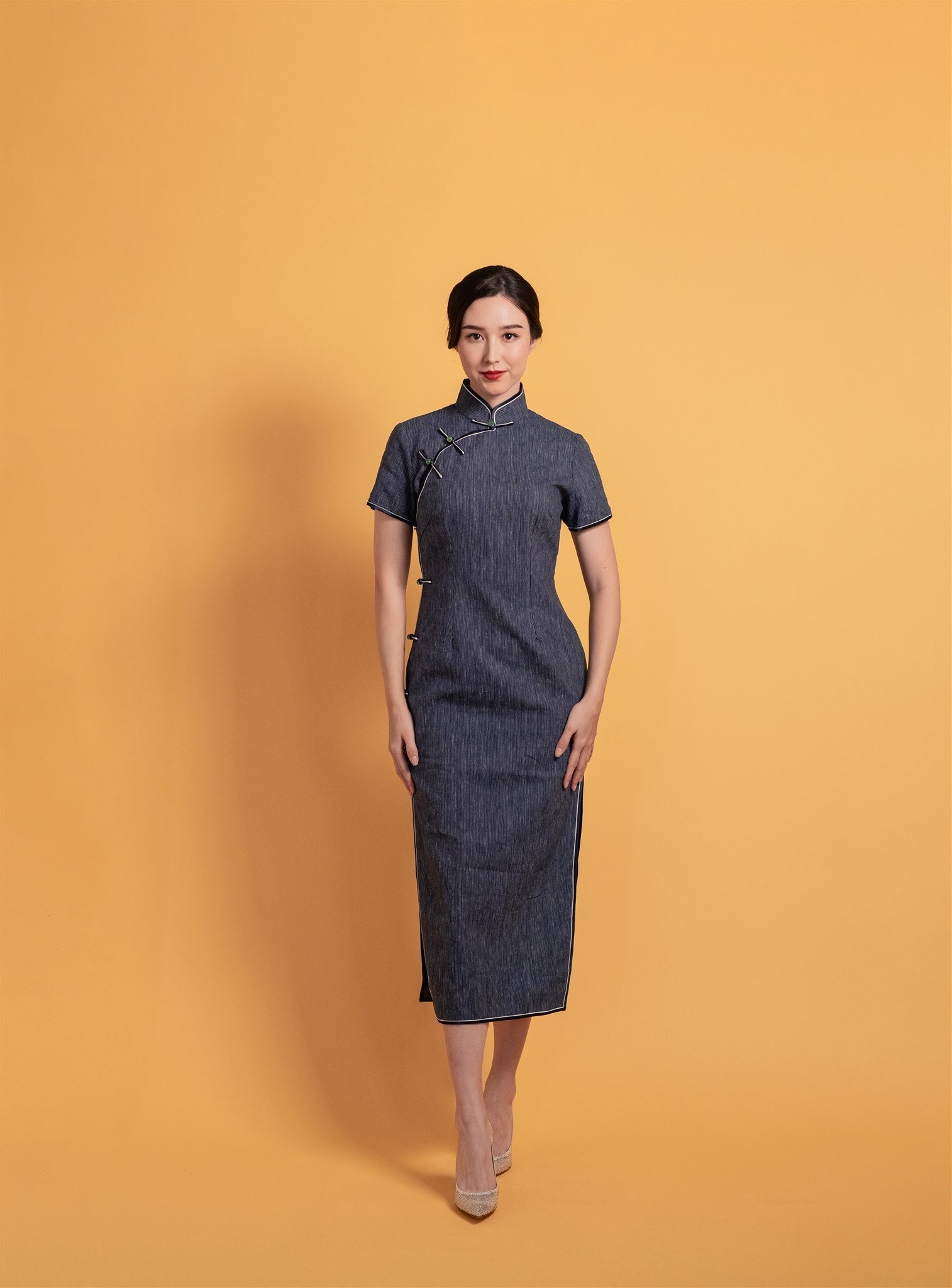 Dark indigo cotton Cheongsam in 1930s vintage style, front view.