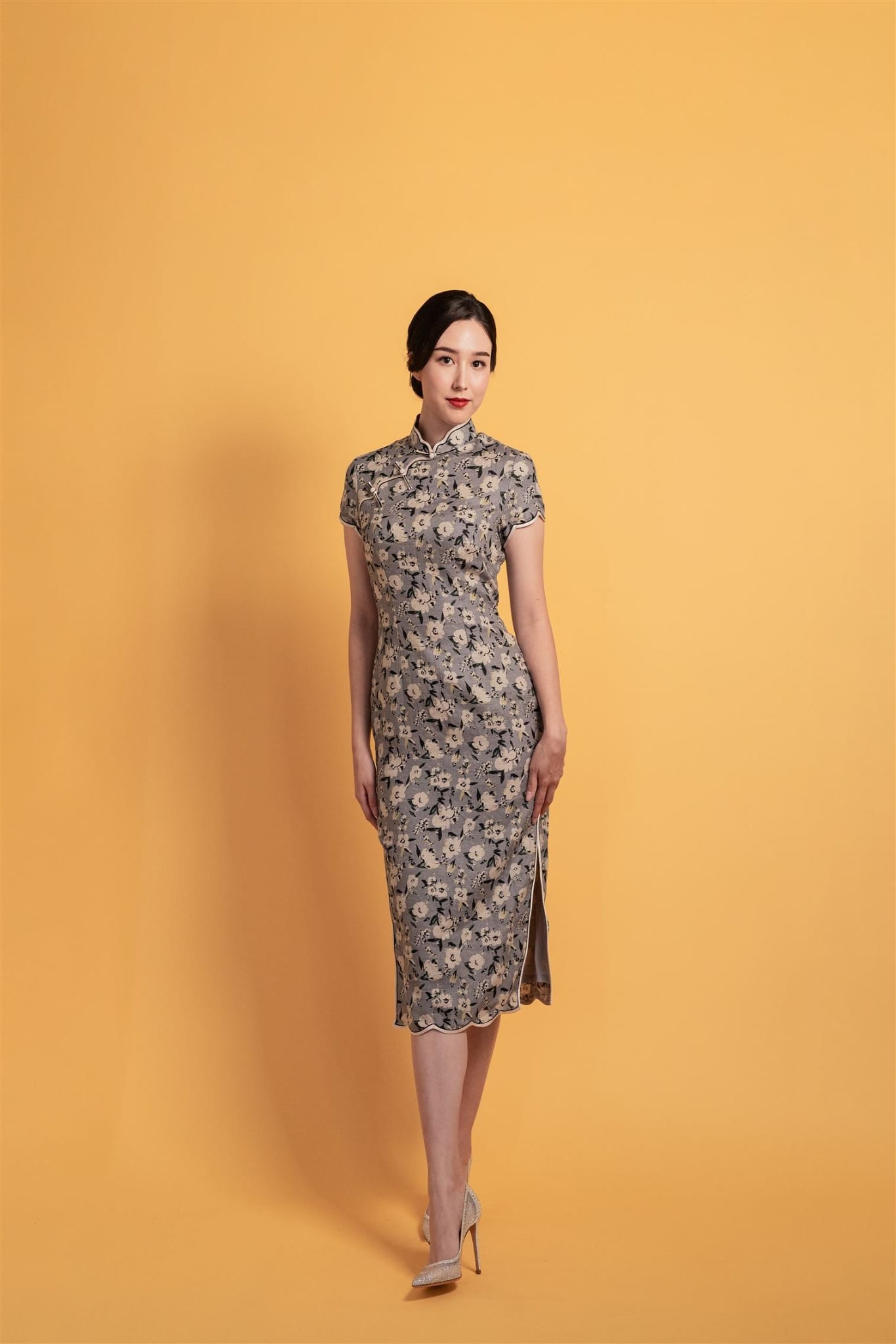 woman wearing a grey cotton qipao for her daily look.