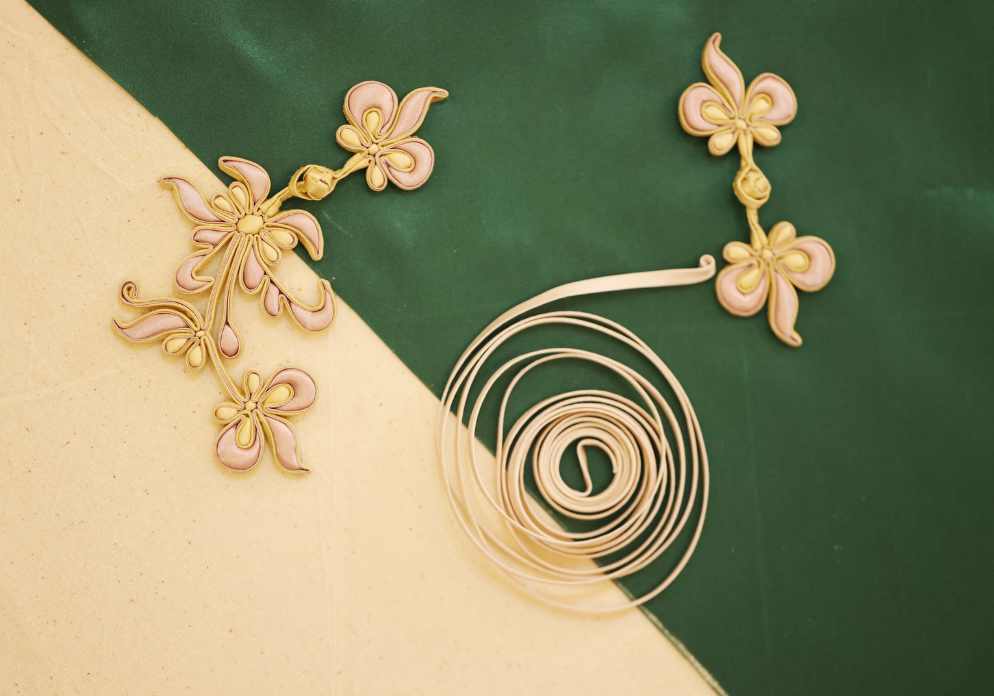 Sewing handmade Pankou knot and standing collar on traditional Qipao