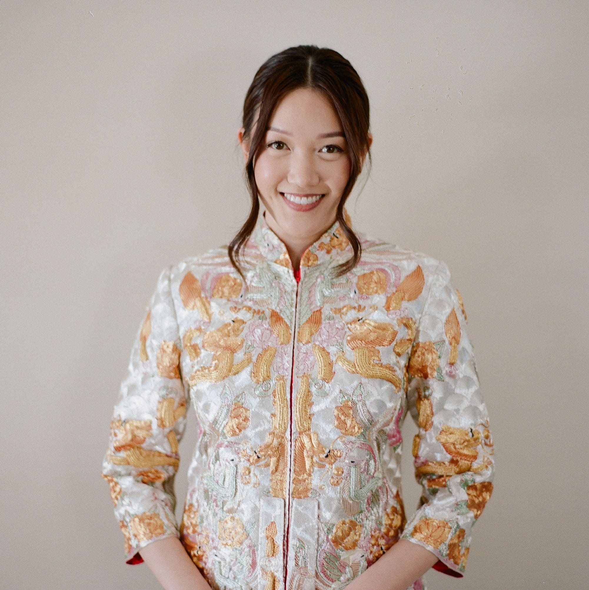 Miss Hong Kong Emily wear JINZA's hand-embroidered traditional chinese wedding dress: Qun Kwa.