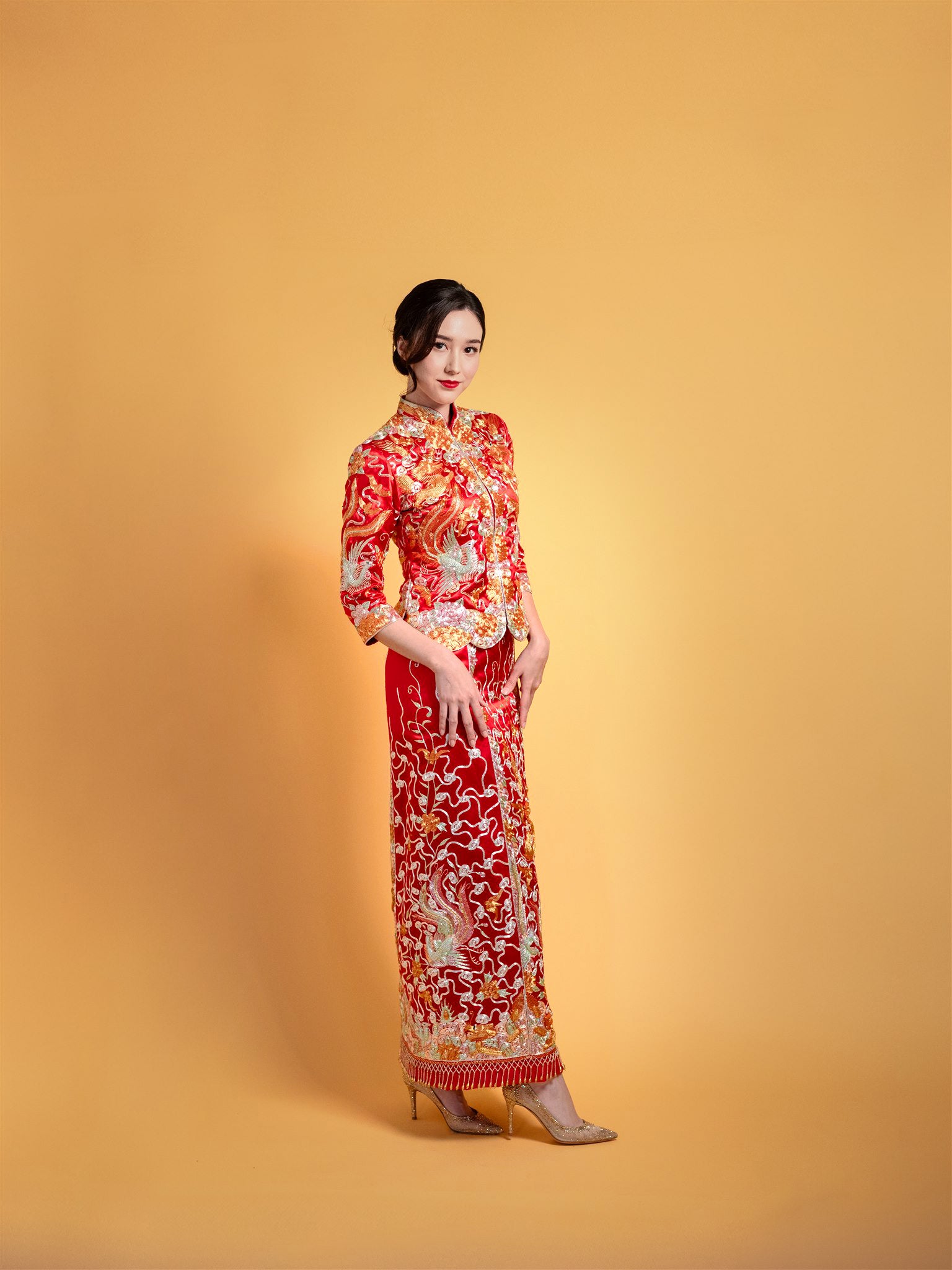 Zhong wu fu Qun Kwa side view showing 3D embroidery of phoenix and pomegranate