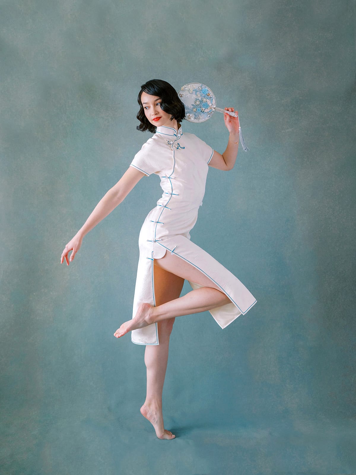Pankou Knot closure side details on white Japanese silk Qipao