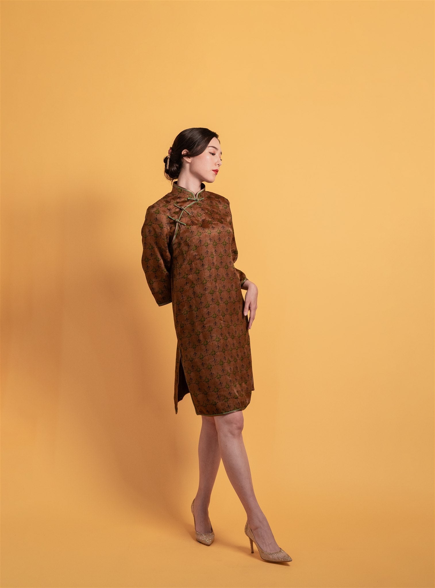 A side view of a brown Xiang Yun silk Qipao dress featuring an A-line design, 3/4 sleeves, and over-the-knee length for a refined look, a perfect traditional Chinese dress with maximize comfort.