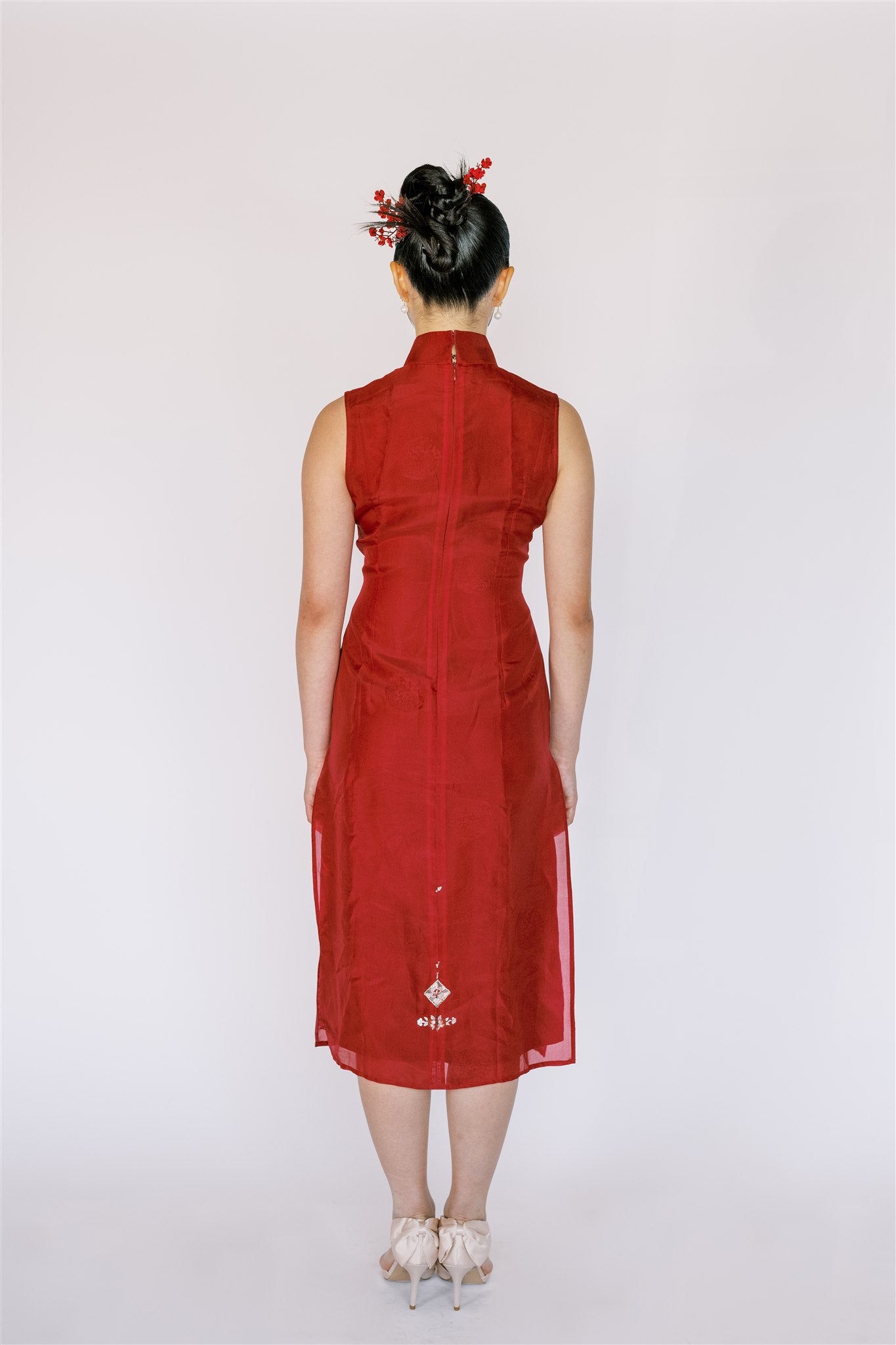 A girl wearing a A-line red slk organza Cheongsam sleeveless 