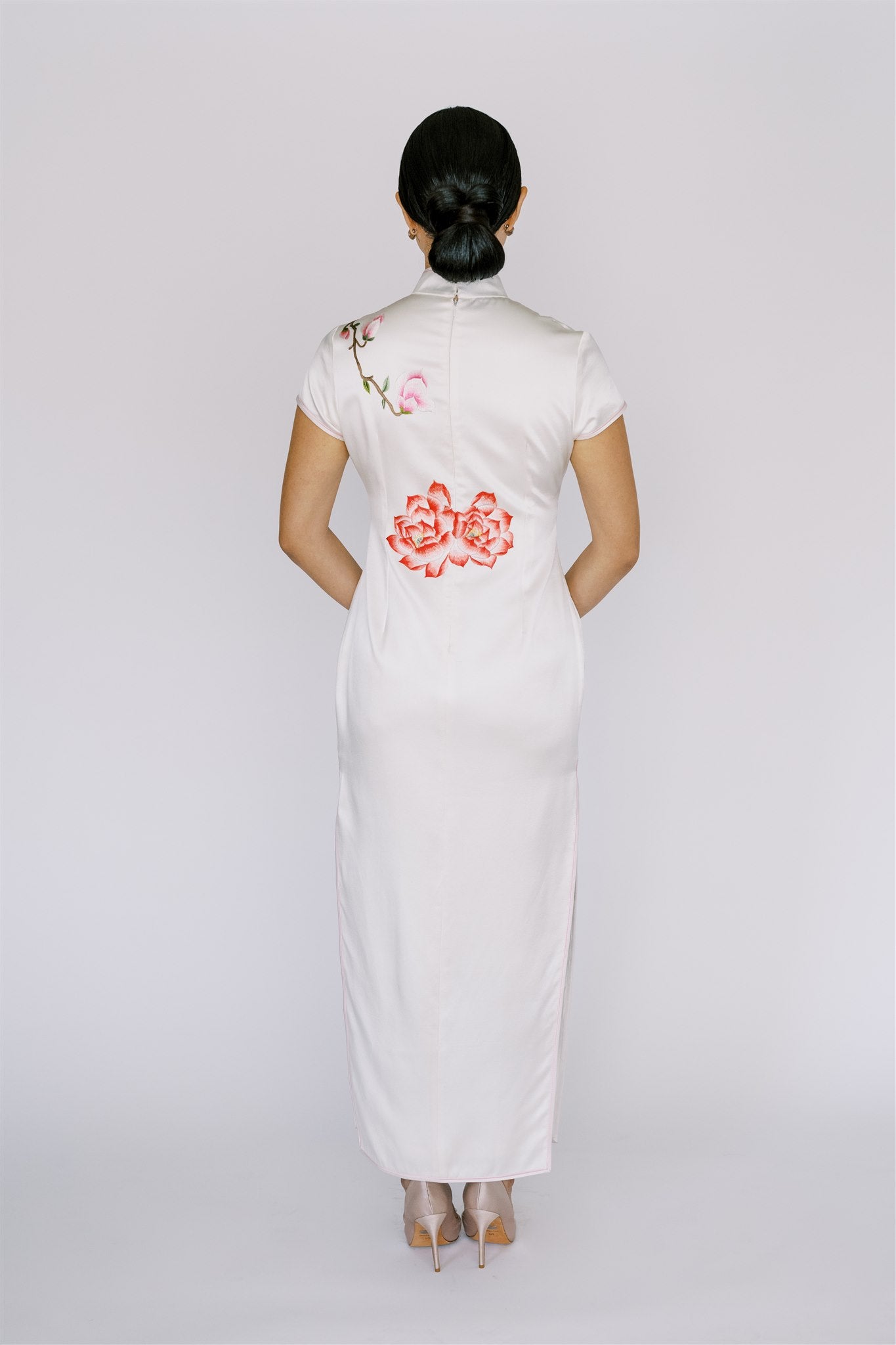 Back View – Classic White Cheongsam with Lotus Floral Embroidery.