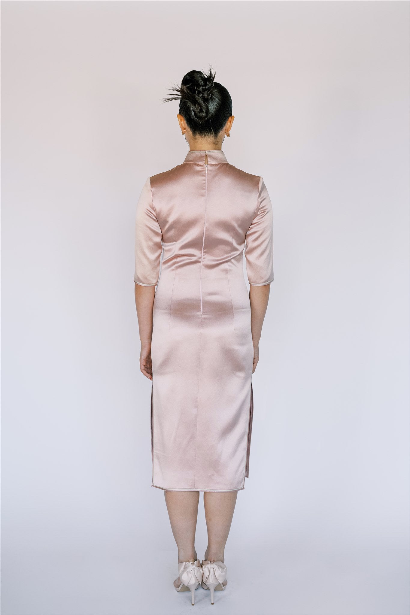 Back view of the fitted pink wedding Cheongsam, a graceful silhouette reflecting Shanghai’s golden era.