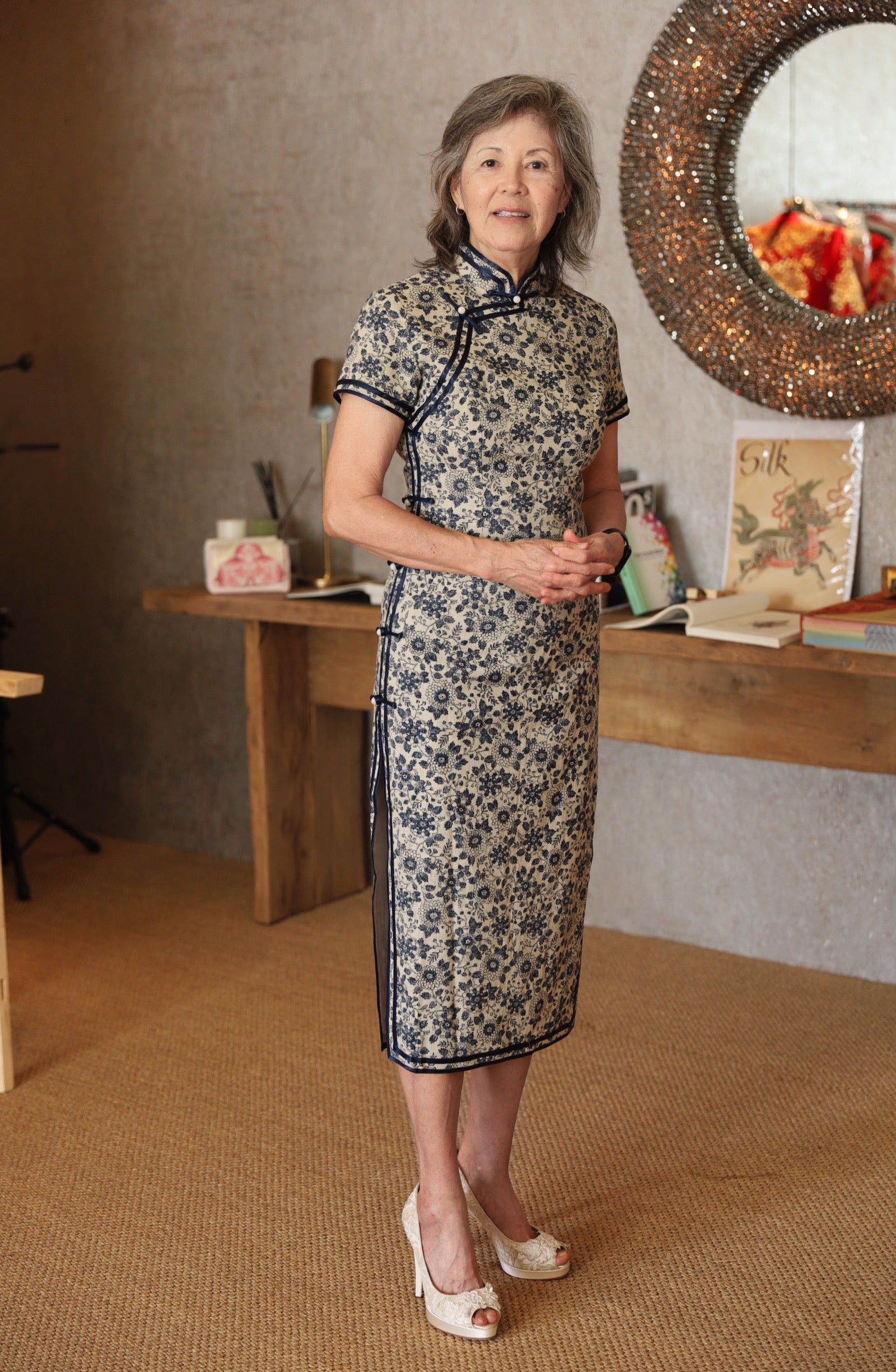 A 70 years old mother wearing JINZA Oriental Couture's Qipao dress in French vintage linen.