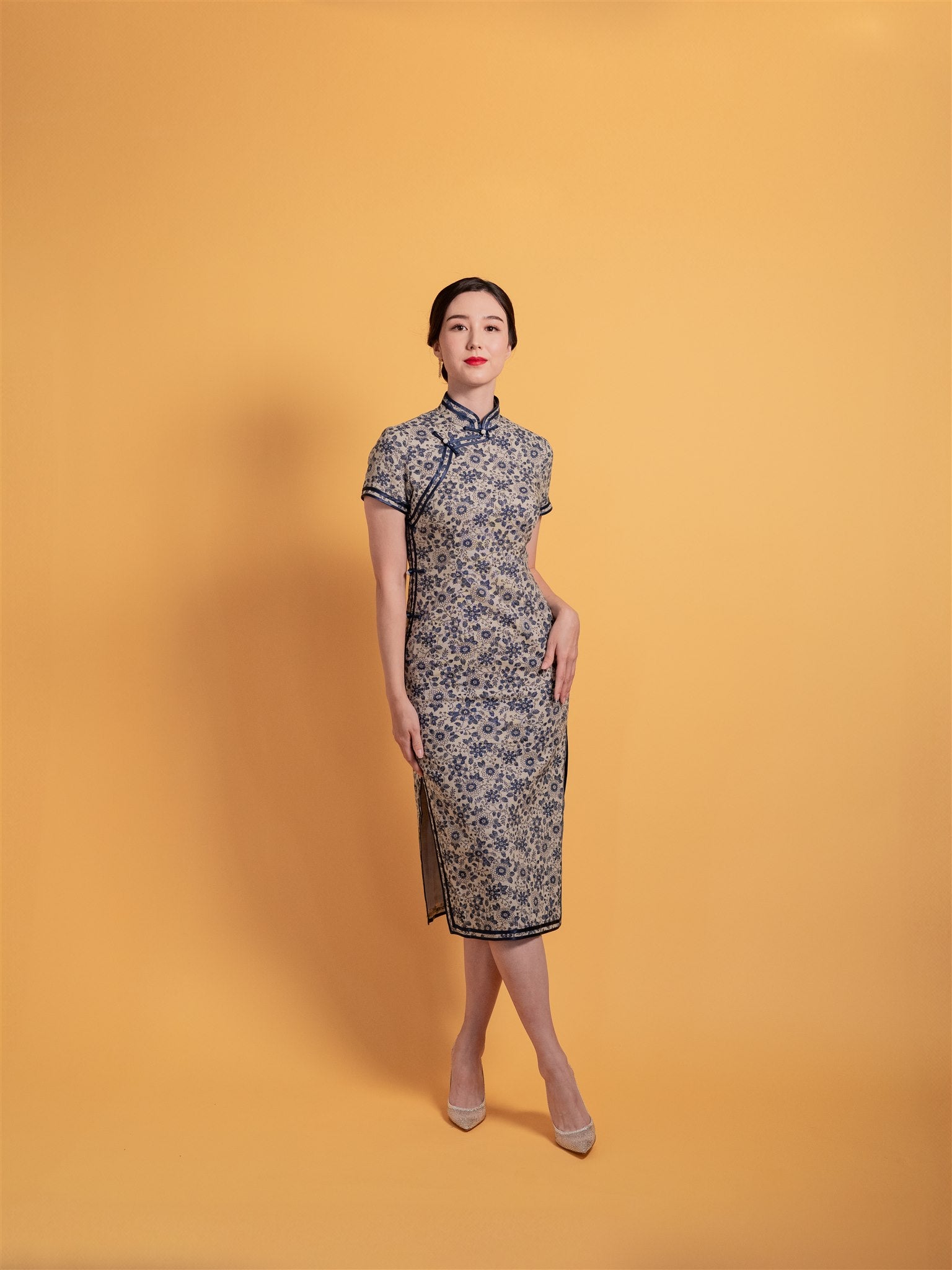 Front view of a vintage linen Qipao dress, a classic Chinese dress with a traditional mandarin collar and piping details.