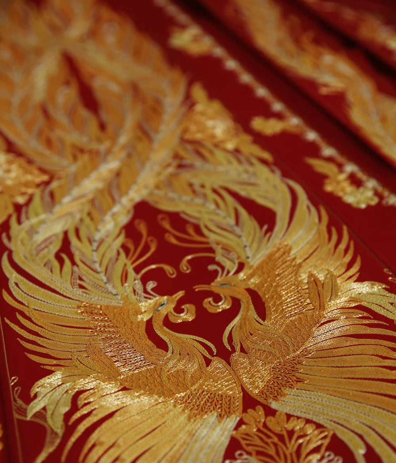 Close-up gold Panjin Embroidered phoenix on wedding Qipao