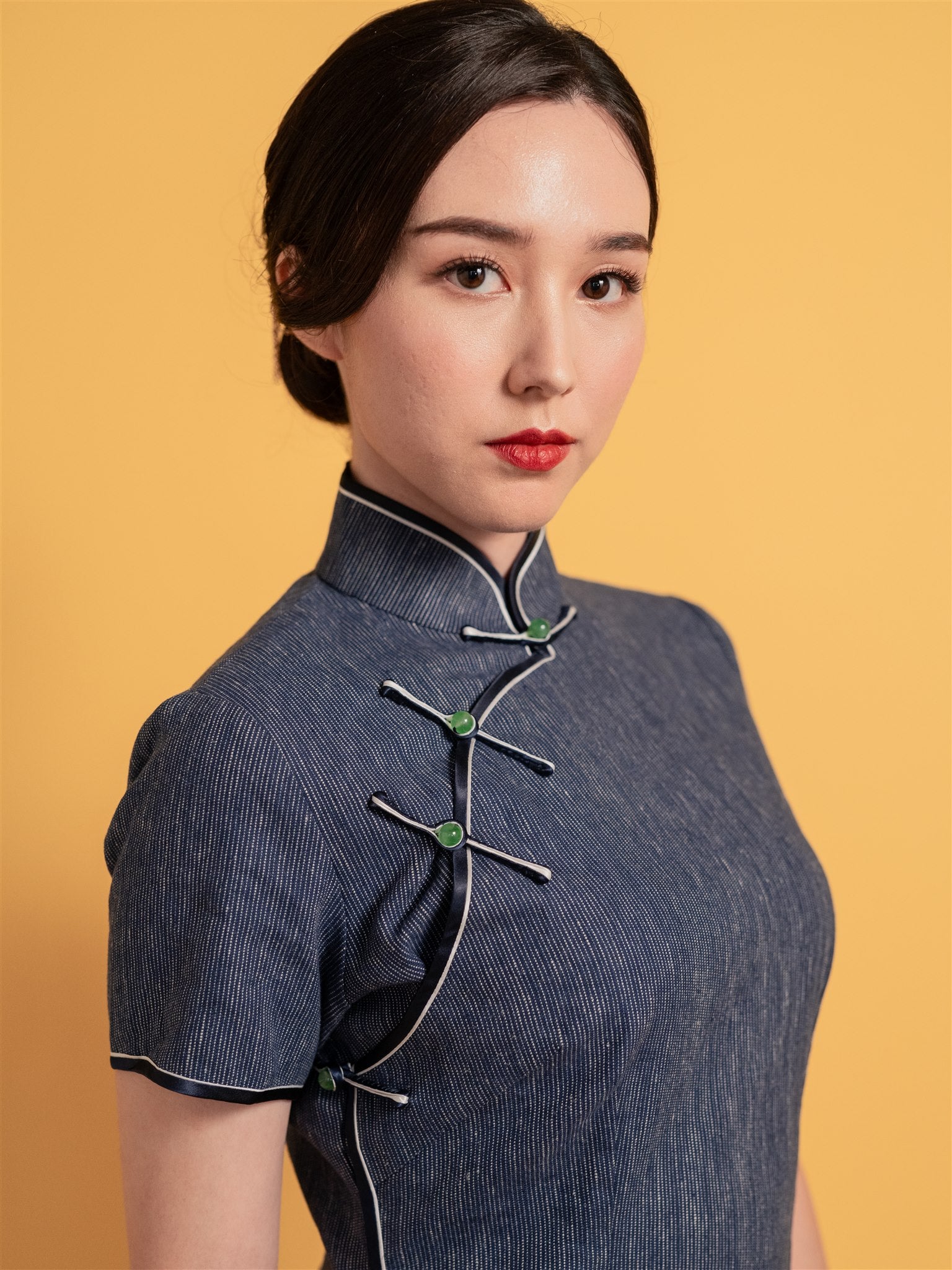 detail of open mandarin collar and tailored fit on vintage-style Cheongsam
