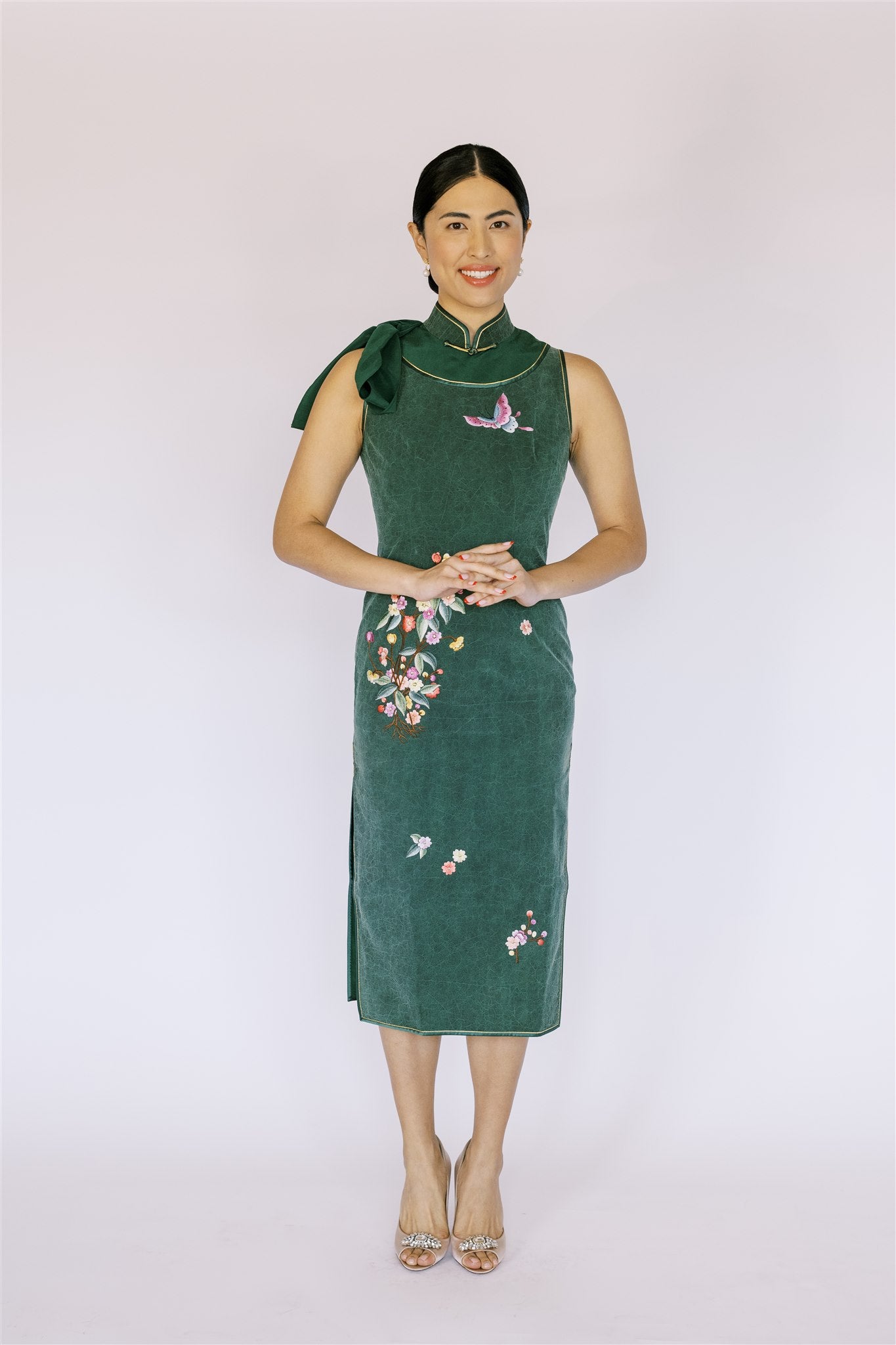 Front view of an emerald green modern Cheongsam Qipao, ideal for a summer night, featuring a sophisticated design with a touch of traditional charm