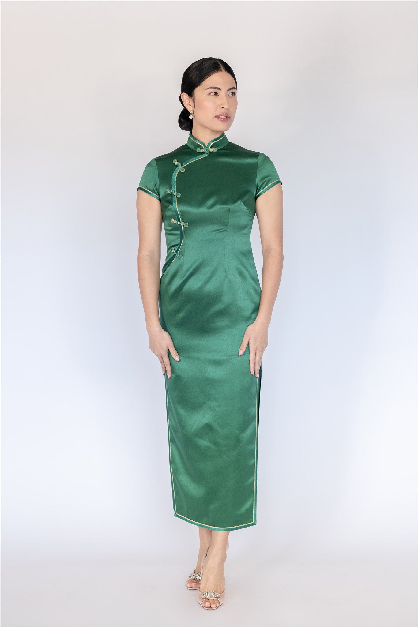 Minimalist emerald green silk modern cheongsam dress with wavy neckline