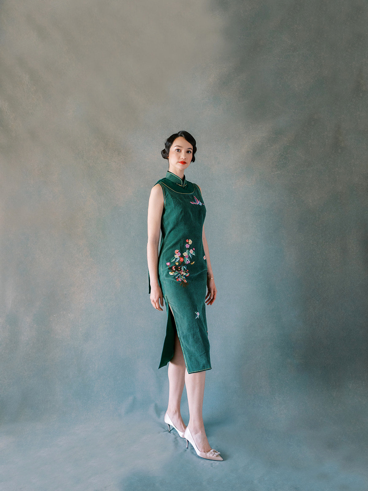 Emerald Xiang Yun silk sleeveless Qipao with shoulder sash