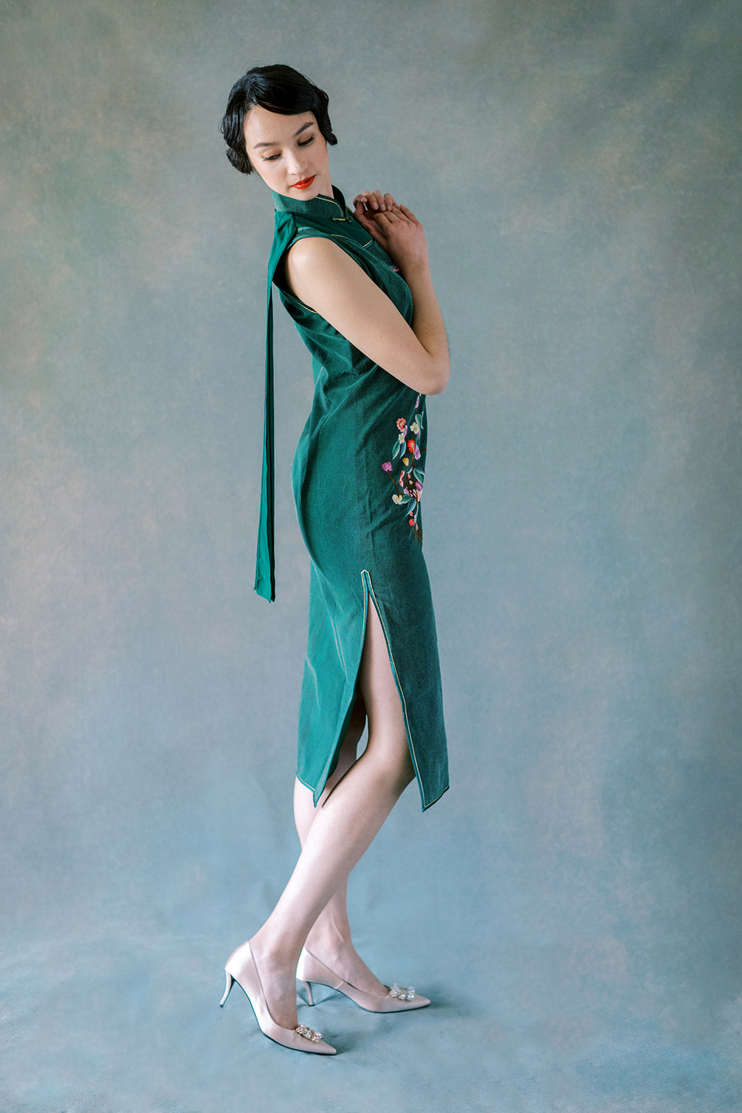 Side view of emerald green Xiang Yun silk Qipao with silk sash
