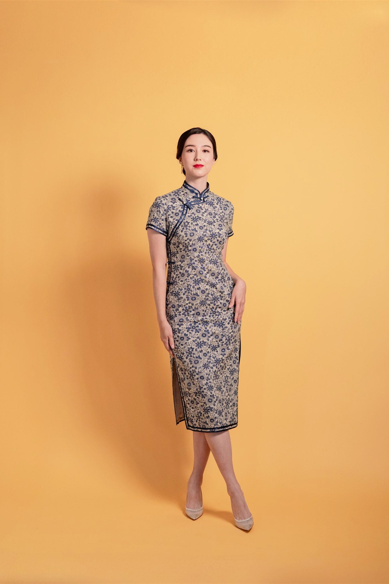Grey blue linen cheongsam front view with navy Pankou trim