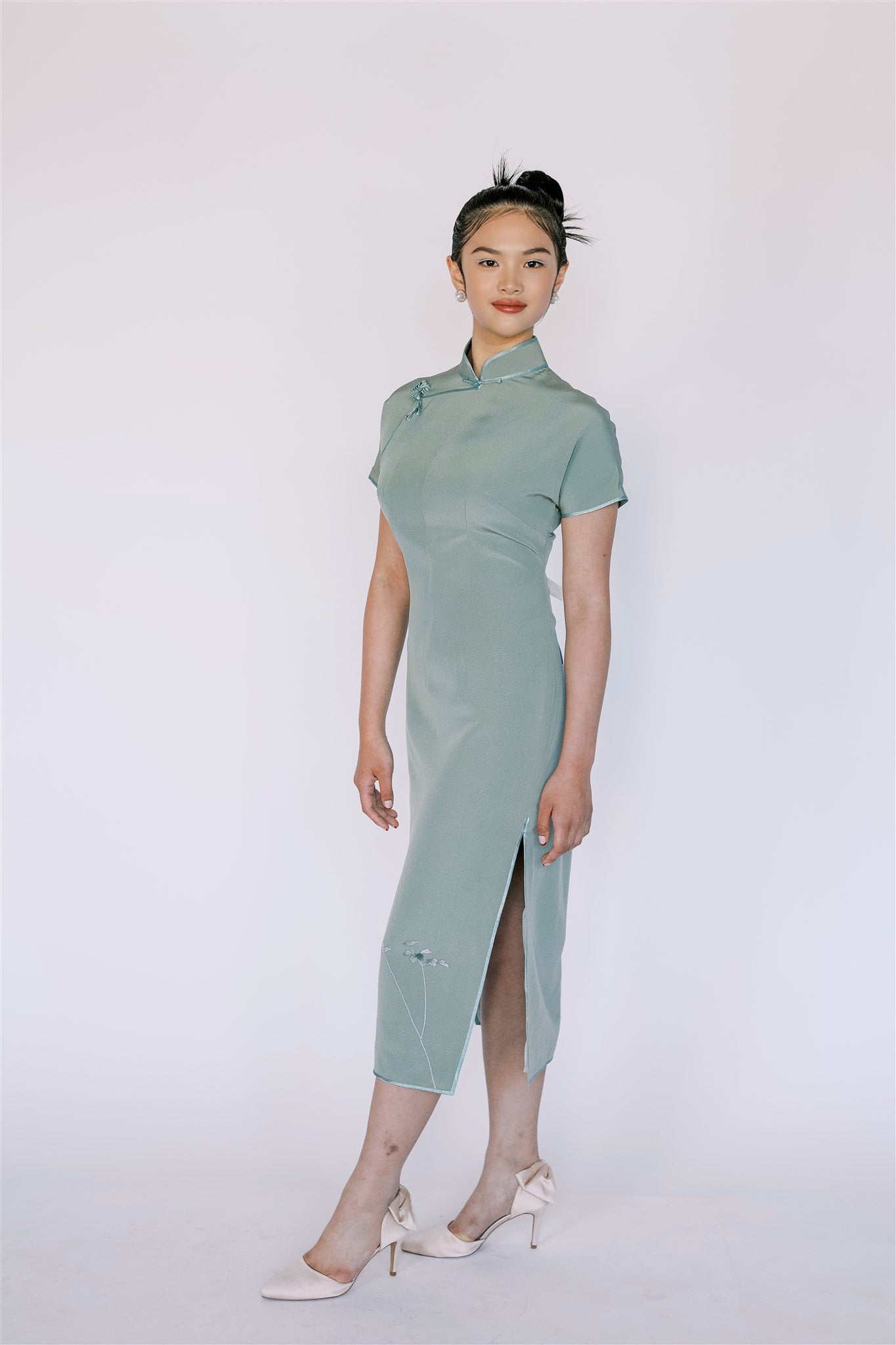 Jinza Oriental Couture Traditional Cheongsam Traditional Cheongsam | Green Japanese Narcissus Silk Qipao Dress