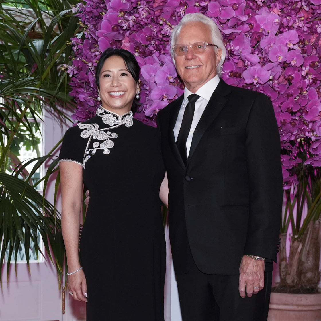 A women wearing black silk crepe qipao to the White House private dinner