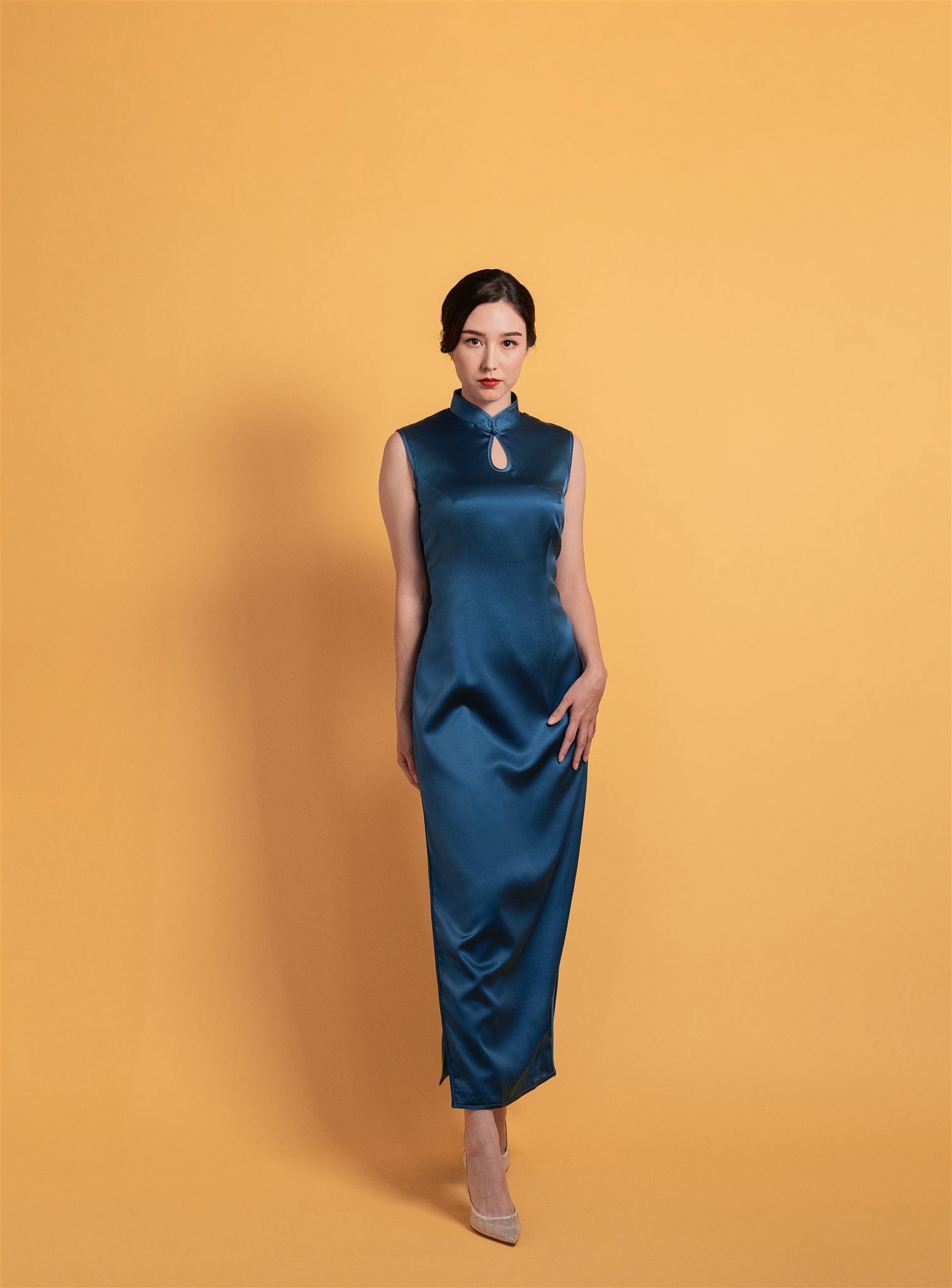 Green silk A-line Cheongsam dress, it is a modern take on the classic Chinese dress with a comfortable fit with water-drop neckline.