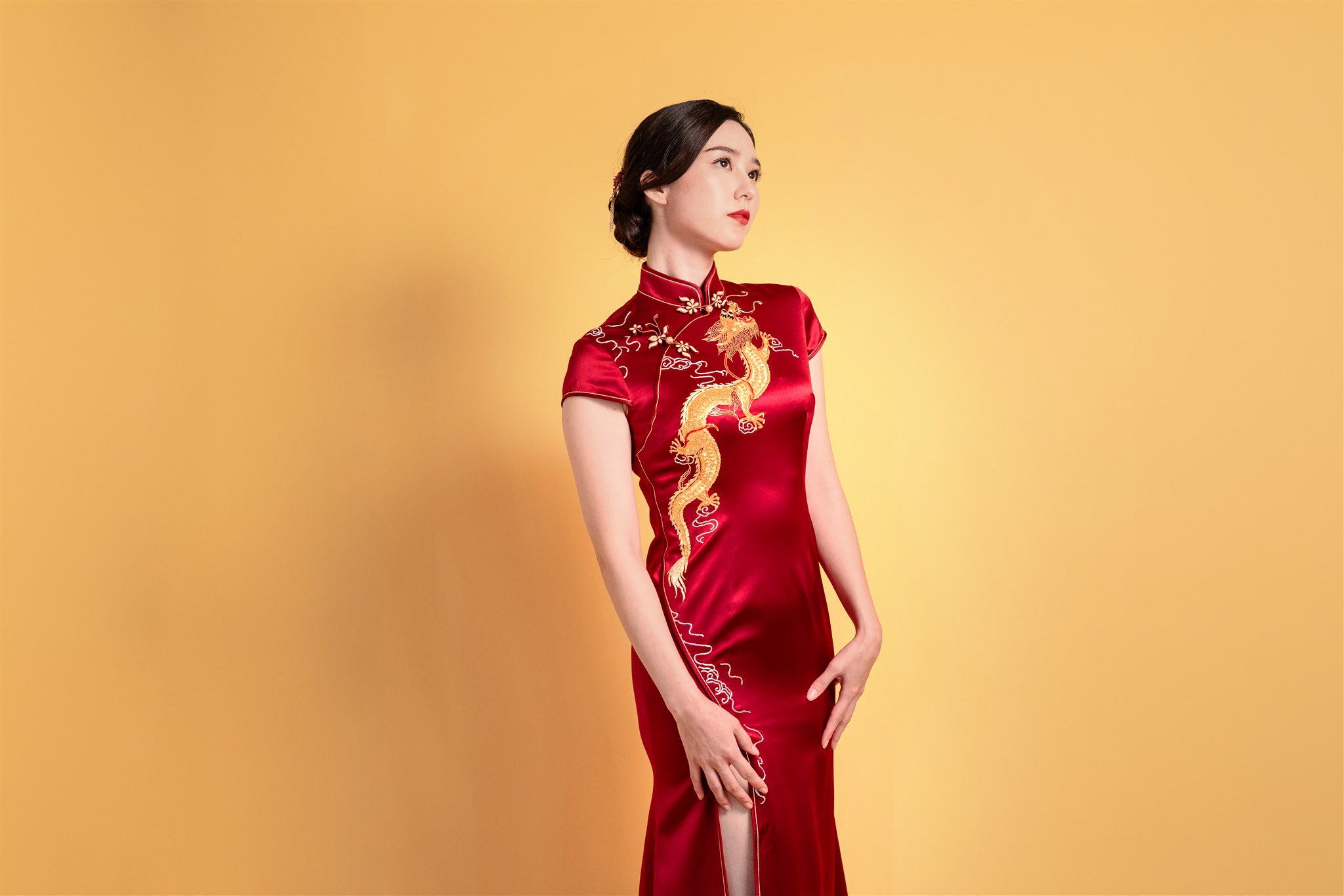 Side view of mermaid silhouette Qipao with front slit

