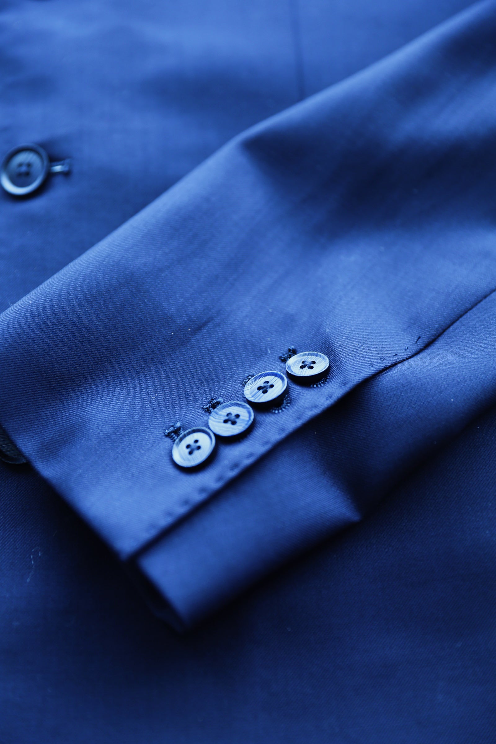 Sleeve button detail on navy blue Italian wool Zhongshan suit with tailored cuff finish.