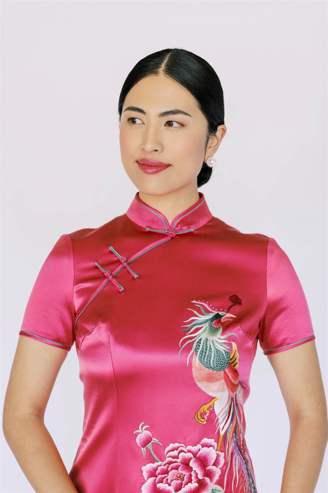 A women is wearing a pink Chinese Wedding Dress with phoenix and peony