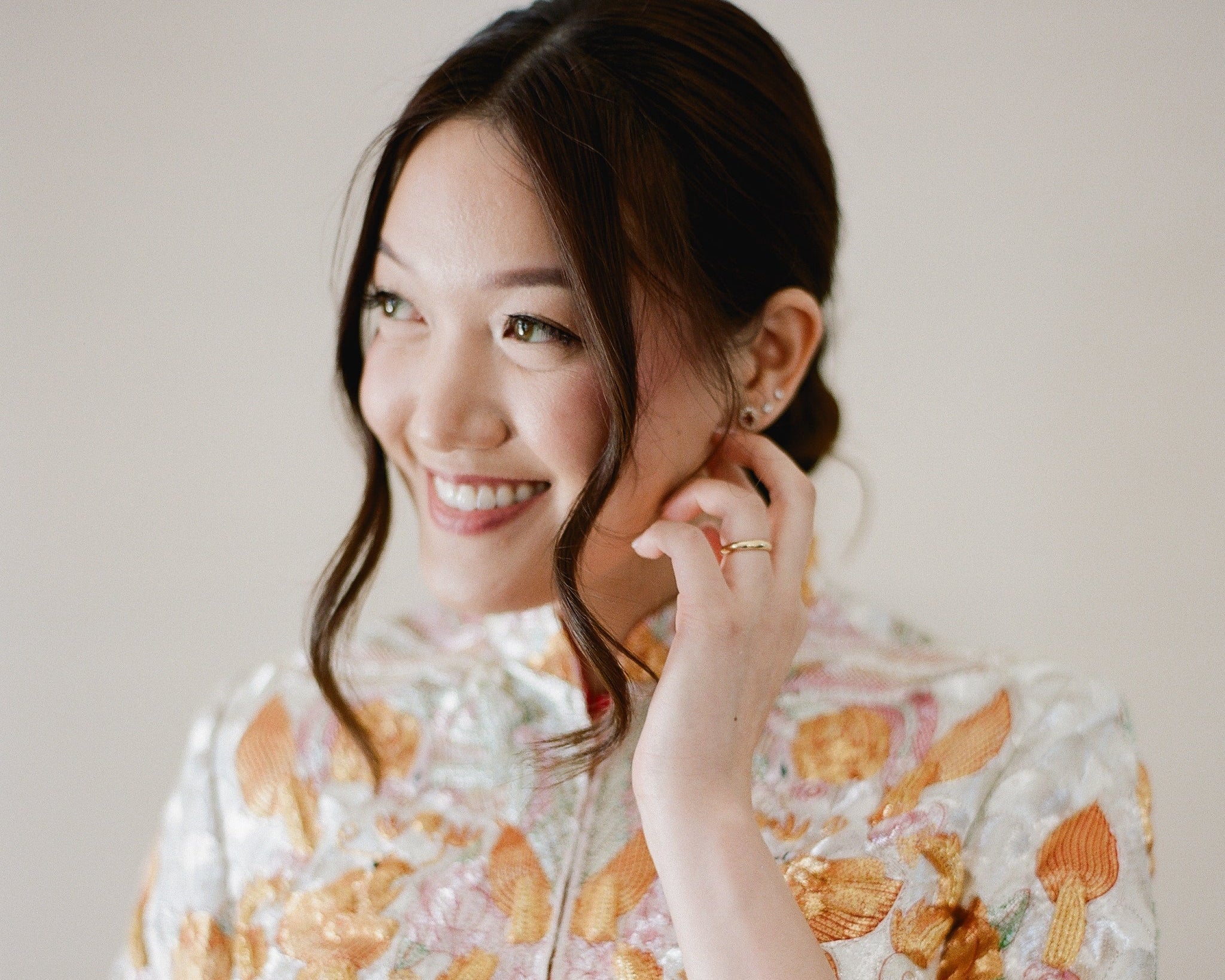 A real bride wearing a King Kwa, 100% hand embroidered qun kwa, traditional chinese wedding dress by JINZA. 
