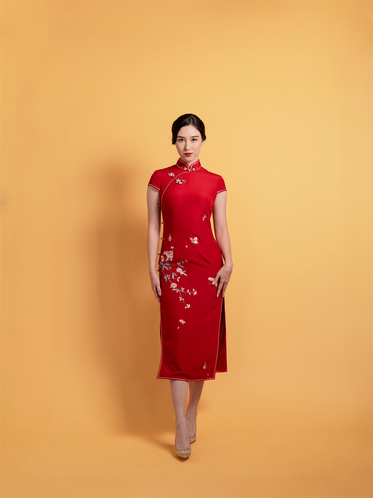 Modern Chinese wedding Qipao dress in red silk with hand-embroidered flower