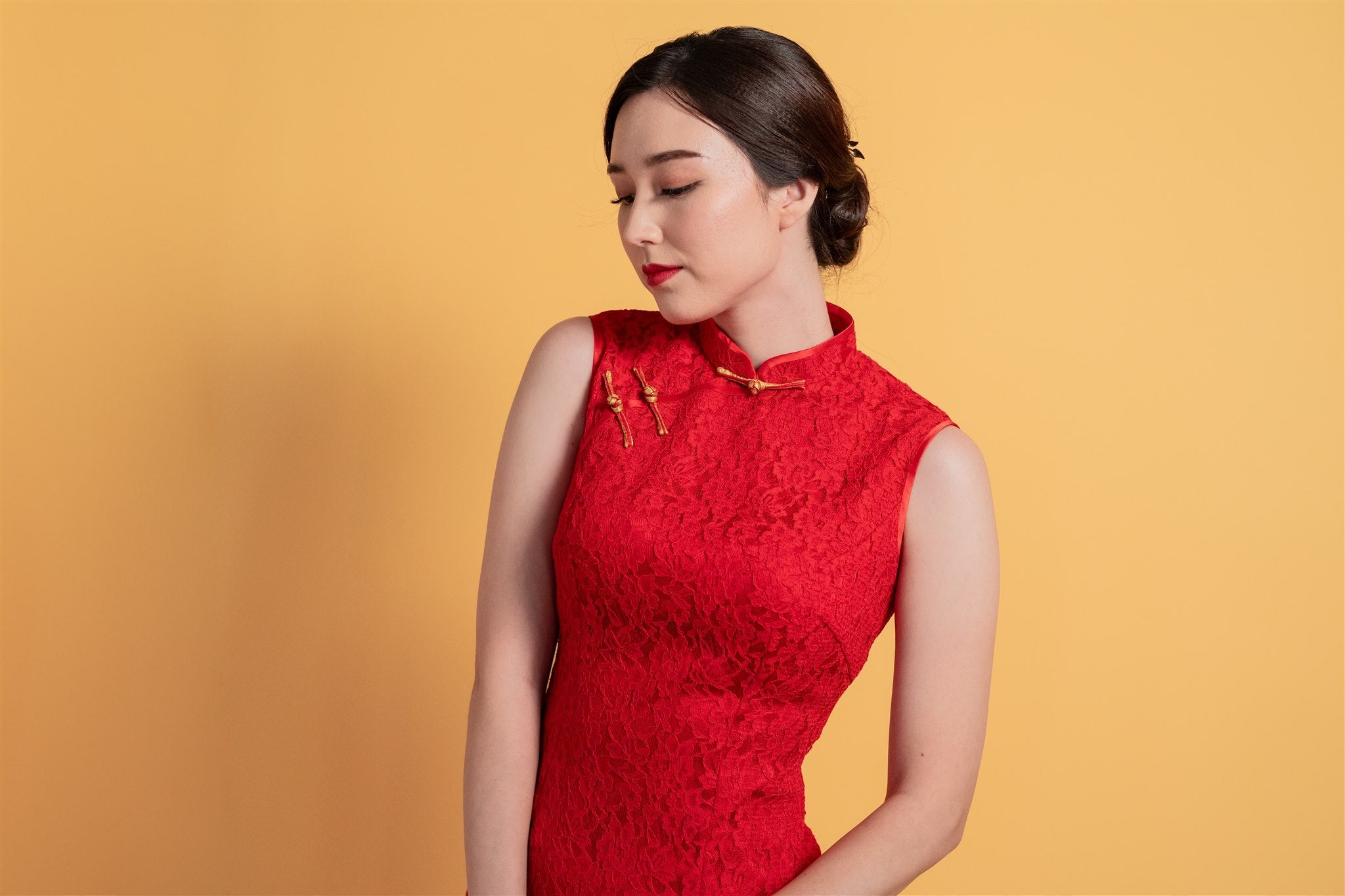 Close-up detail of the top, featuring mandarin collar and hand-weaven Pankou knot on a sleeveless red Chinese Wedding Dress, ideal for a minimalist wedding style.