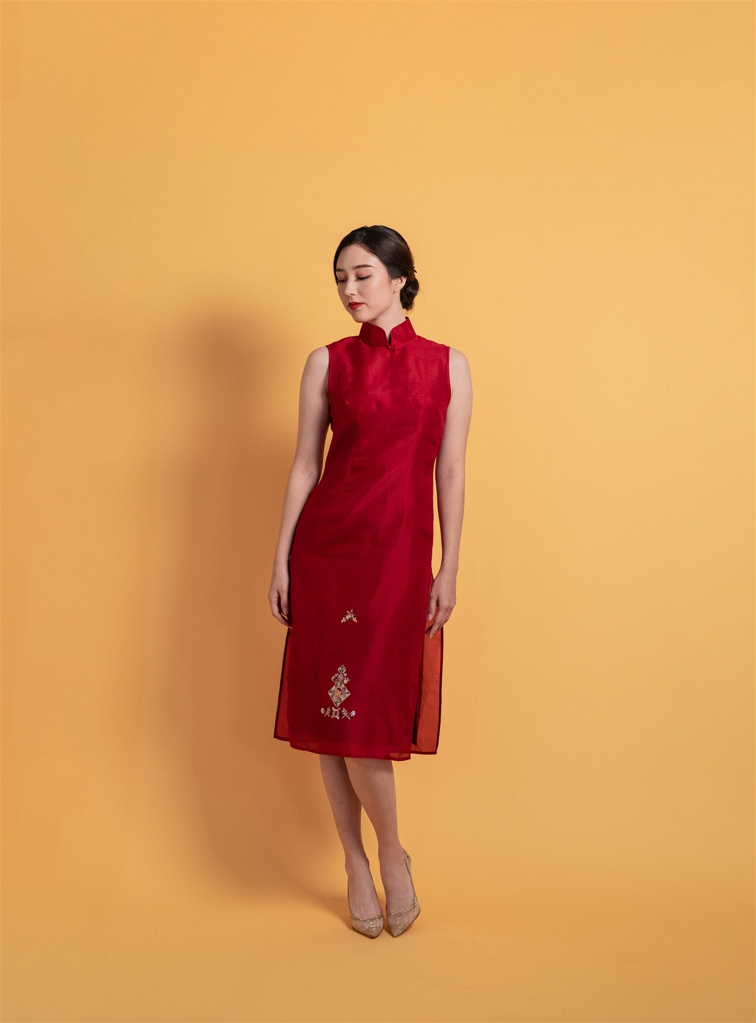 Side view of a sleeveless red silk organza A-line Cheongsam wedding dress, ideal for a minimalist bride to wear at the reception.