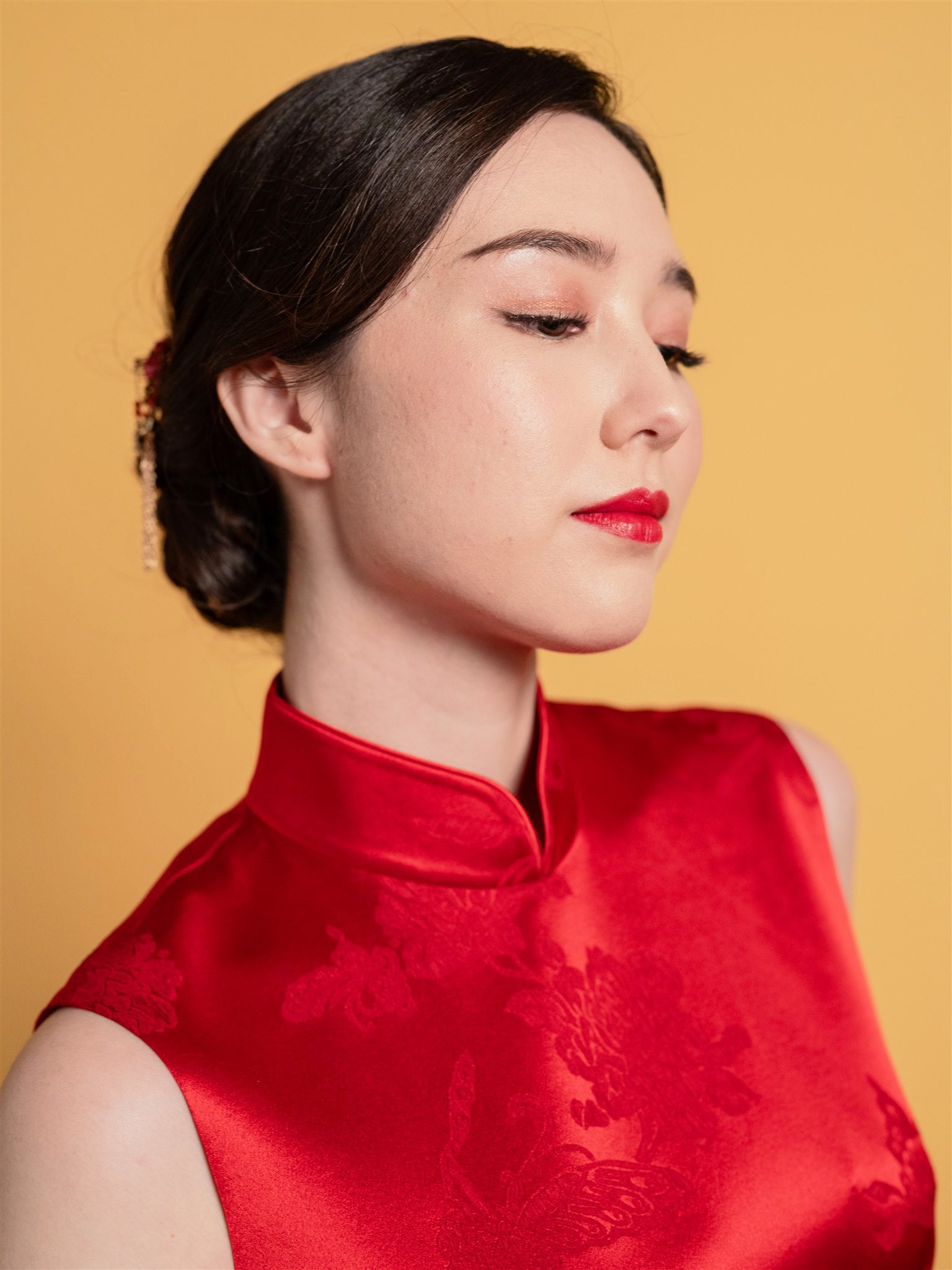 High collar and neckline detail of red sleeveless wedding Qipao, silk fabric with butterfly and peony pattern by JINZA Oriental Couture