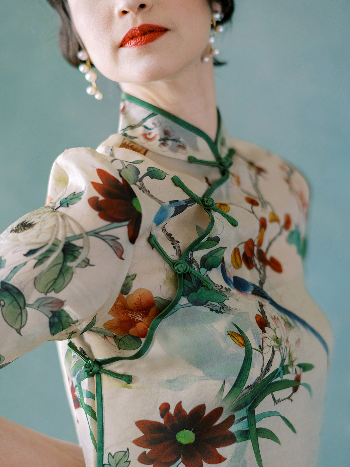 Close-up of green Pankou knot closure and silk details