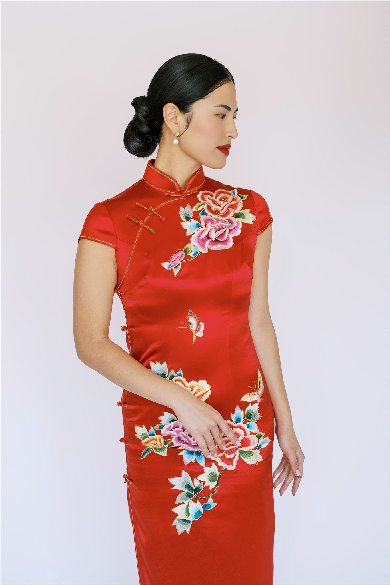 Side View – Elegant Red Silk Qipao with Peony Embroidery & Fitted Silhouette