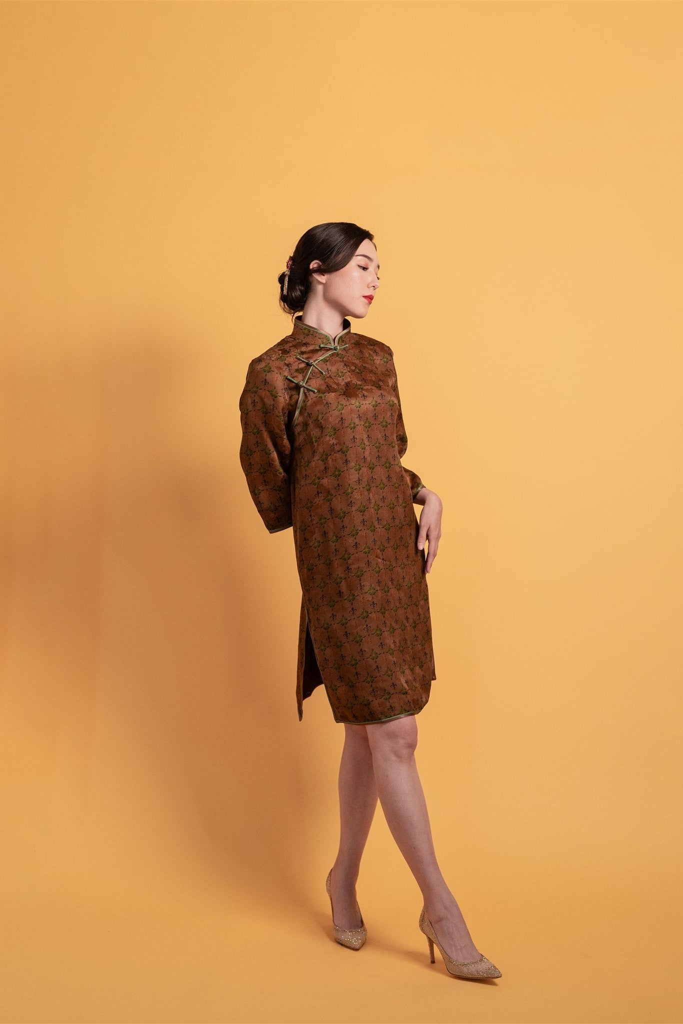 Side View of Xiang yun silk Qipao dress with 3/4 sleeves, A-line Cheongsam fit for cultural events. 