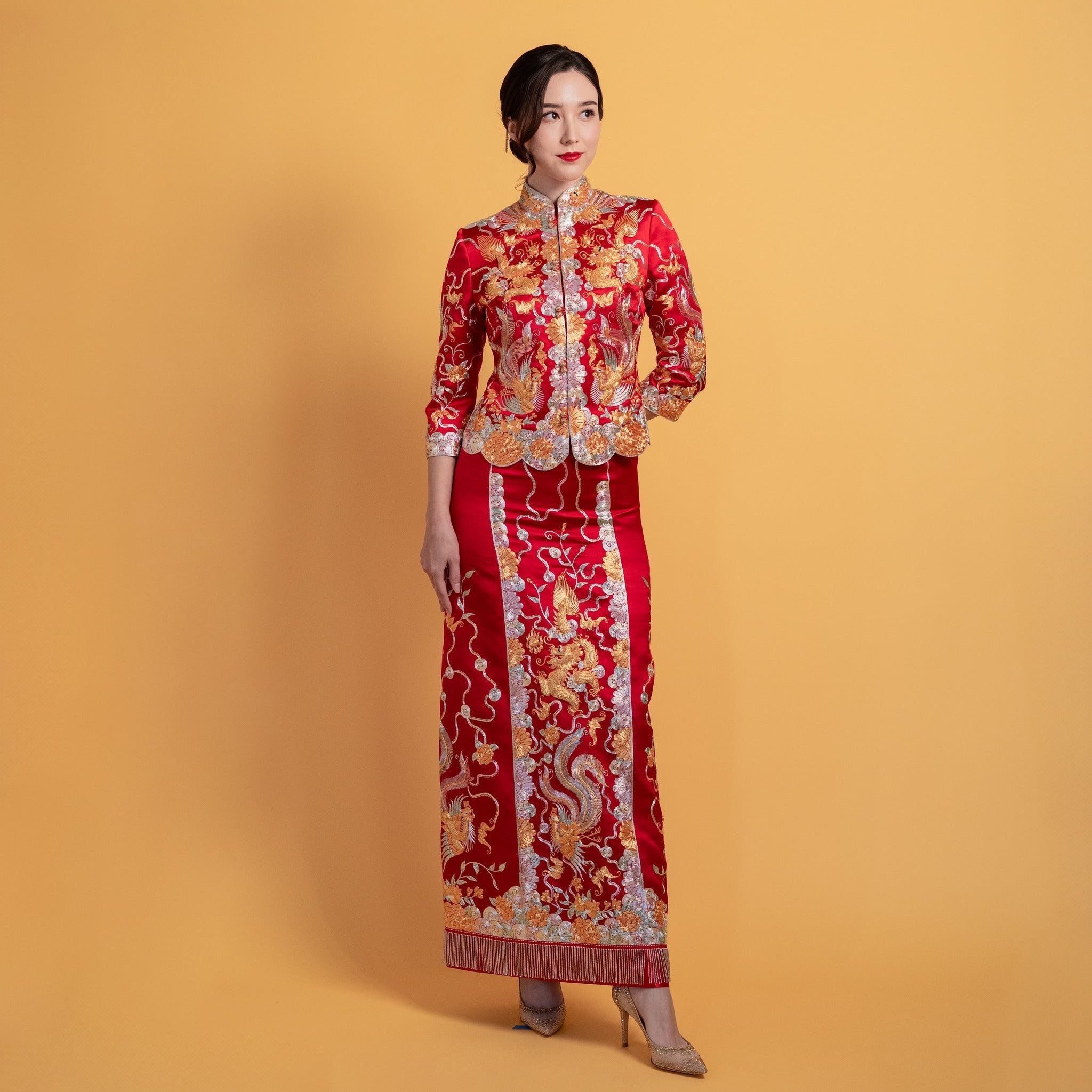 Chinese wedding dress Qun Kwa Xiao Wu Fu Kwa with vibrate colors and gold and silver hand embroidery. 