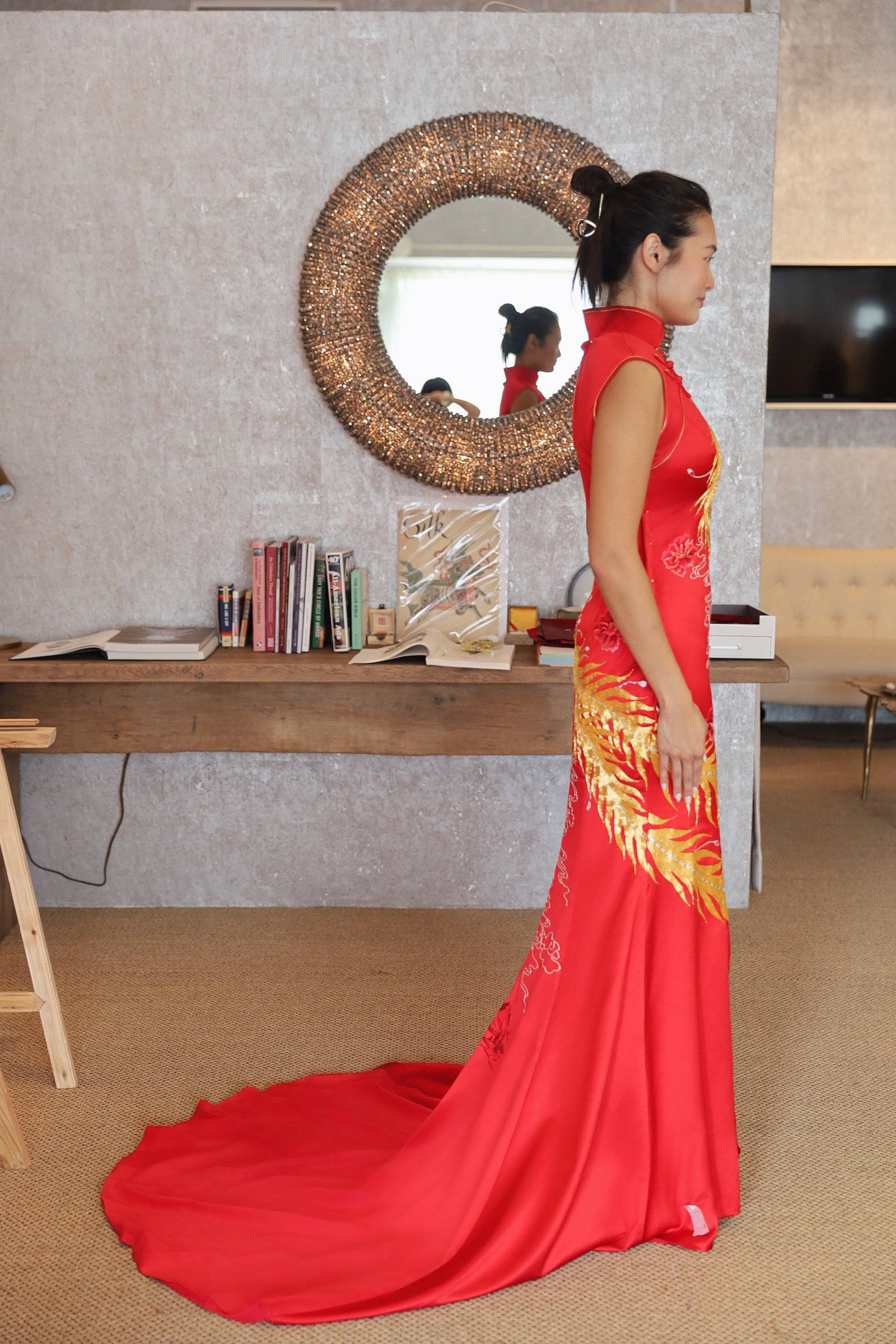 Side details of the train of the red modern cheongsam red wedding dress. 